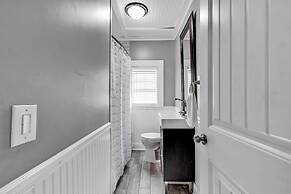 Bright and Modern Close to Everything