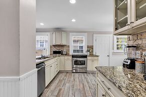 Bright and Modern Close to Everything