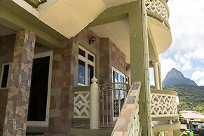 Topaz Apartment Villa - Piton View