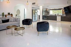 YalaRent Ivy Villa with Private Pool