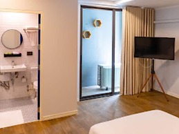 J Place Hotel