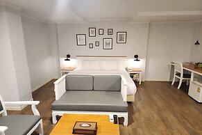 J Place Hotel