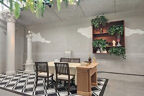 J Place Hotel