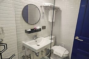 J Place Hotel