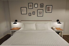 J Place Hotel