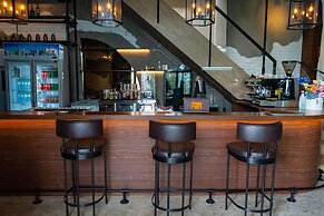 J Place Hotel
