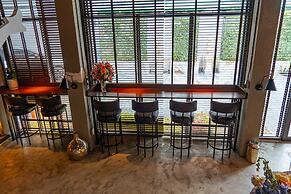 J Place Hotel