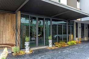 J Place Hotel