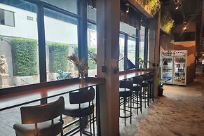 J Place Hotel