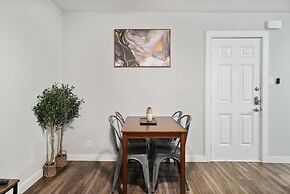 Stylish 2BR Near UT Highland Evonify