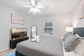 Modern 2BR Near UT Hyde Park Evonify