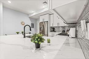 Luxury 2BD 2BA Near Logan Airport and T Station