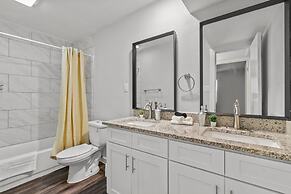 Modern 2BR Near UT Hyde Park Evonify