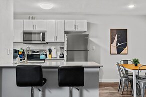 Modern 2BR Near UT Hyde Park Evonify