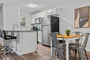 Modern 2BR Near UT Hyde Park Evonify