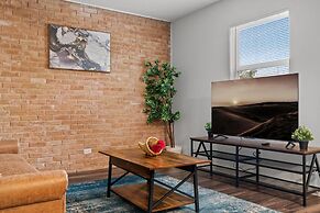 Modern 2BR Near UT Hyde Park Evonify