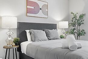 Modern 2BR Near UT Hyde Park Evonify