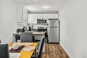 Modern 2BR Near UT Hyde Park Evonify