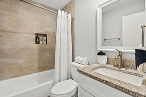 Modern 2BR Near UT Hyde Park Evonify