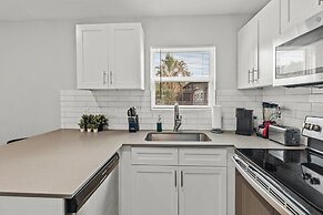 Modern 2BR Near UT Hyde Park Evonify