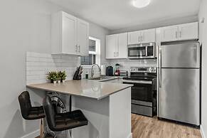 Modern 2BR Near UT Hyde Park Evonify