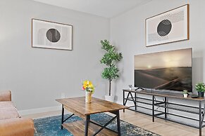 Modern 2BR Near UT Hyde Park Evonify