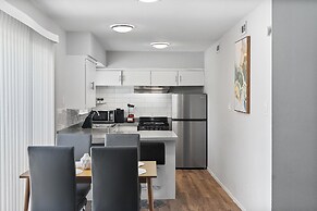 Modern 2BR Near UT Hyde Park Evonify
