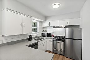Modern 2BR Near UT Hyde Park Evonify