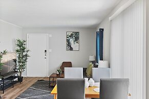 Modern 2BR Near UT Hyde Park Evonify