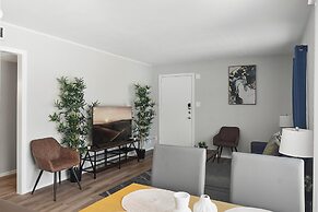 Modern 2BR Near UT Hyde Park Evonify