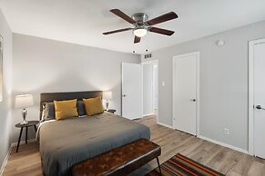Modern 2BR Near UT Hyde Park Evonify