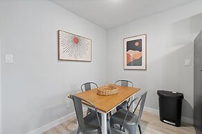 Modern 2BR Near UT Hyde Park Evonify