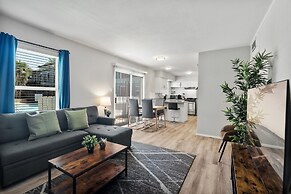 Modern 2BR Near UT Hyde Park Evonify