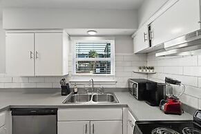 Modern 2BR Near UT Hyde Park Evonify