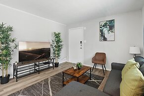 Modern 2BR Near UT Hyde Park Evonify