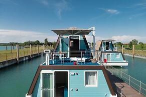 Tranquil Marina Azzurra Resort House Boat 2 Bedroom Sleeps 6