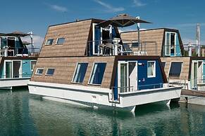 Tranquil Marina Azzurra Resort House Boat 2 Bedroom Sleeps 6