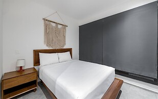 2 Br. Apt W/amazing Natural Lighting&location