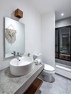 2 Br. Apt W/amazing Natural Lighting&location