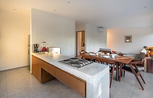 2 Br. Apt W/amazing Natural Lighting&location