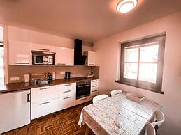 Mad House Apartment 1, Terme Catez