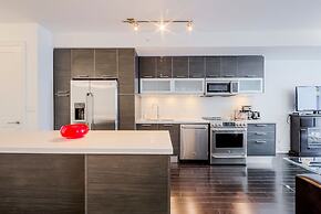 Stunning High Floor 1 Bedroom w Den Condo Near U of T and Hospitals