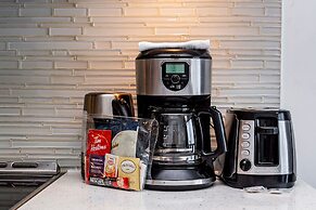 Stunning High Floor 1 Bedroom w Den Condo Near U of T and Hospitals