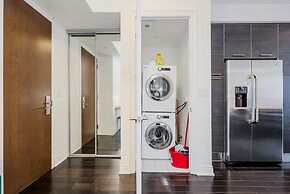 Stunning High Floor 1 Bedroom w Den Condo Near U of T and Hospitals