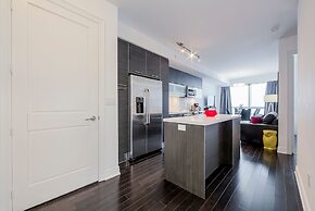 Stunning High Floor 1 Bedroom w Den Condo Near U of T and Hospitals