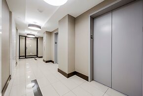 Stunning High Floor 1 Bedroom w Den Condo Near U of T and Hospitals