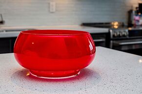 Stunning High Floor 1 Bedroom w Den Condo Near U of T and Hospitals