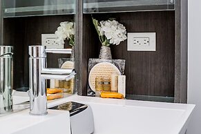 Stunning High Floor 1 Bedroom w Den Condo Near U of T and Hospitals