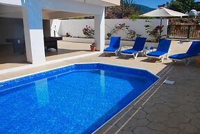 Villa Only 50m To The Sea, Sleeps 12, Polis