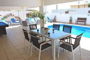 Villa Only 50m To The Sea, Sleeps 12, Polis